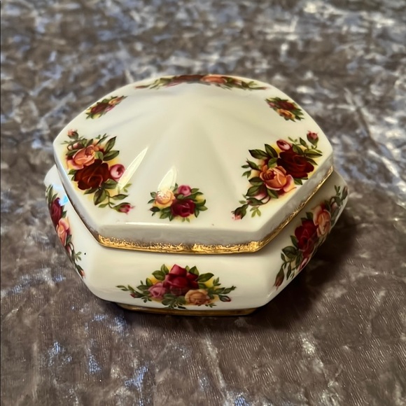Rare Royal Albert Old Country Roses Bone China Jewelry Box - Picture 1 of 5